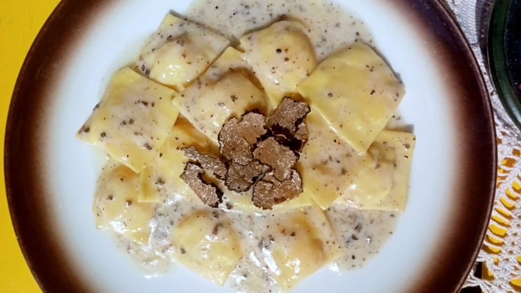 Tortello mugellano con fonduta di formaggio e tartufo nero - Trattoria Maga Magò - Firenze